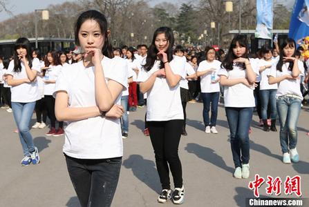 女教师疑出轨学生 聊天记录曝光